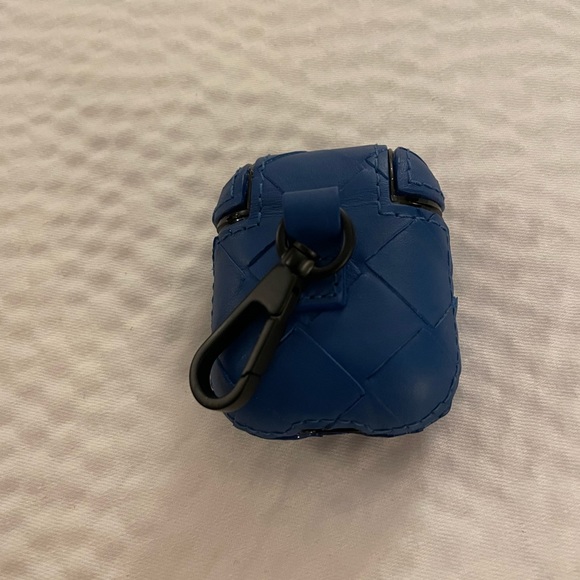 Bottega Veneta Blue Leather Airpods Case With Keychain Clip - Picture 5 of 7